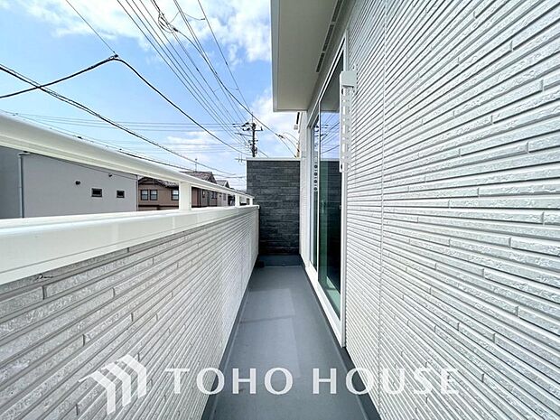 暖かい陽ざしが差込むバルコニーは、晴れた日には、洗濯物が良く乾きます。また、風通しも良好です。