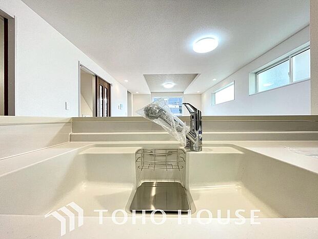 ワンタッチで浄水と原水を切り替えできる浄水器一体型水栓は水道水に含まれる有害物質を除去してくれます。