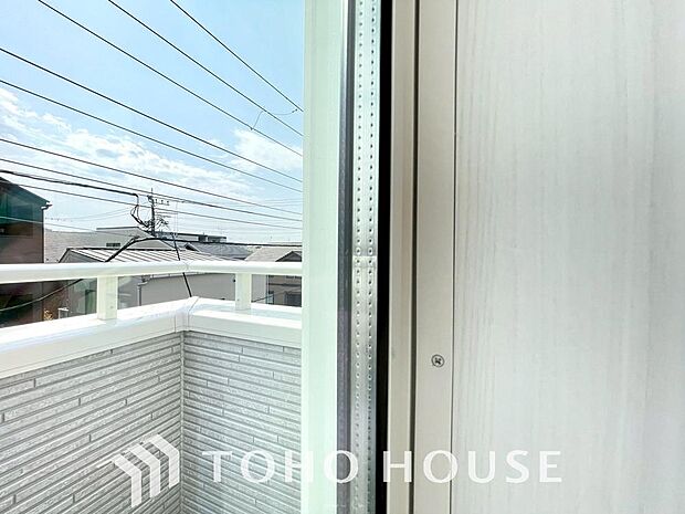 二層のガラスの間に空気層や特殊ガス層を作ることで断熱性能や結露防止効果を高めたサッシを装備してます。