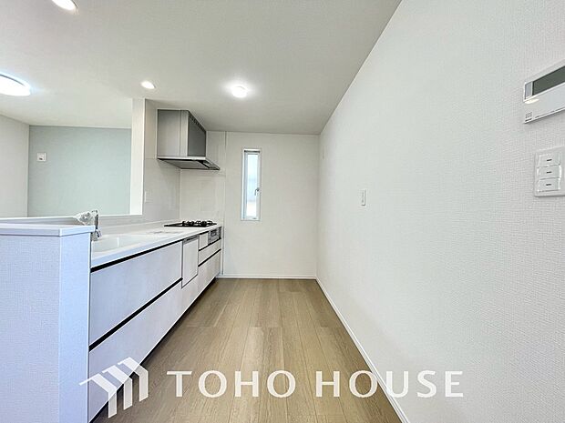 ご家族みんなで調理ができる位のスペースを実現したキッチン空間となっております。