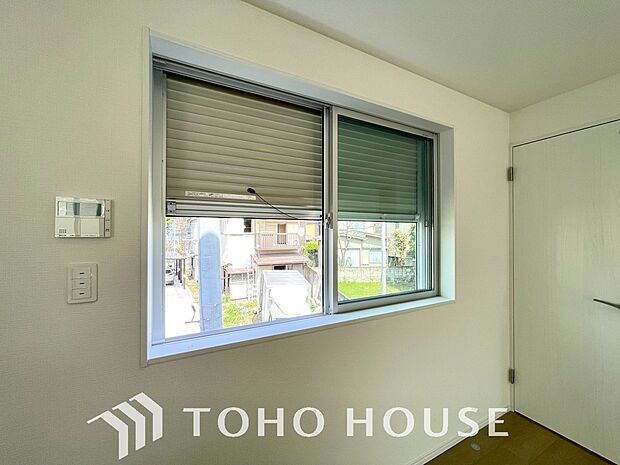 台風などの激しい雨風からお家を守るのはもちろん、空き巣対策などの防犯抑止や防音にも効果を発揮します。