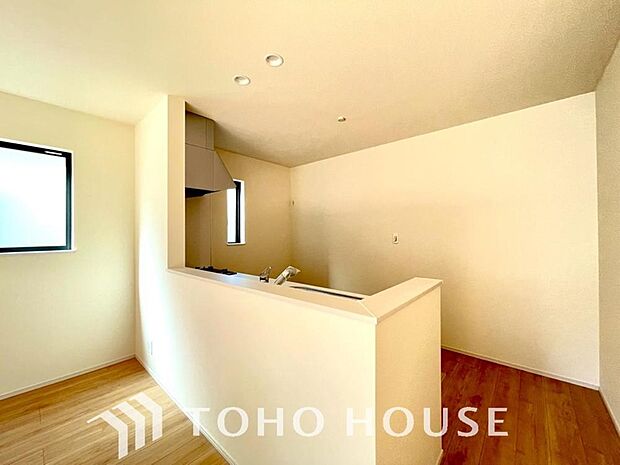 キッチンの収納は、デッドスペースになりやすい箇所を有効活用できる、スライド式収納を採用しました。