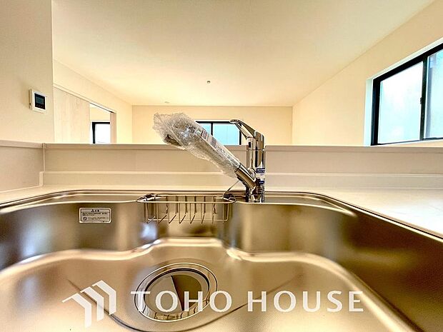 ワンタッチで浄水と原水を切り替えできる浄水器一体型水栓は水道水に含まれる有害物質を除去してくれます。