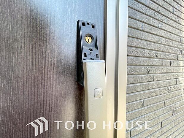 防犯対策への意識が高まっている最近では、補助錠として鍵穴のない電子錠を選ぶ方も増えています。