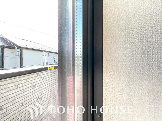 二層のガラスの間に空気層や特殊ガス層を作ることで断熱性能や結露防止効果を高めたサッシを装備してます。