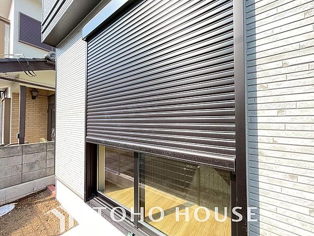 台風などの激しい雨風からお家を守るのはもちろん、空き巣対策などの防犯抑止や防音にも効果を発揮します。