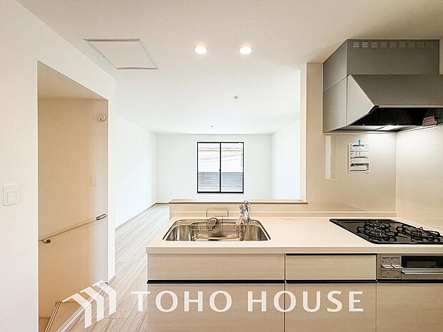 キッチンの収納は、デッドスペースになりやすい箇所を有効活用できる、スライド式収納を採用しました。