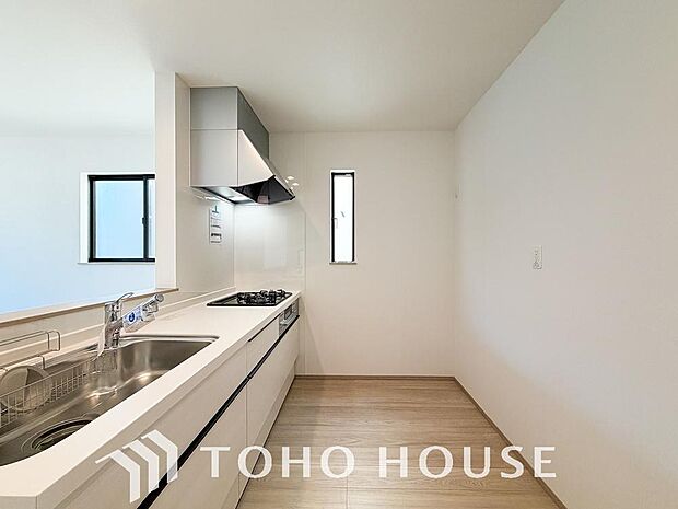 ご家族みんなで調理ができる位のスペースを実現したキッチン空間となっております。