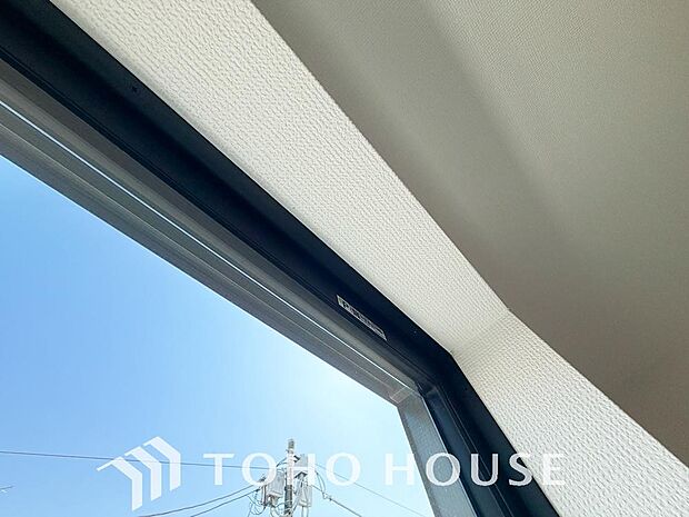 二層のガラスの間に空気層や特殊ガス層を作ることで断熱性能や結露防止効果を高めたサッシを装備してます。