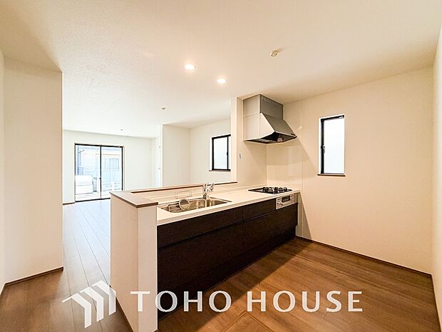 リビングも広く設け、訪れる人々を暖かく迎えてくれます。