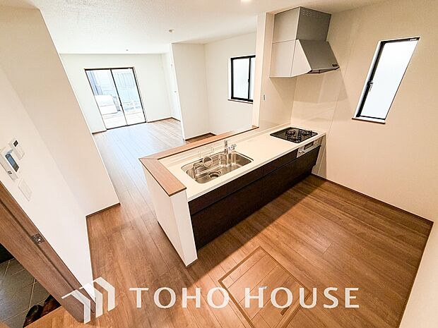 キッチンの収納は、デッドスペースになりやすい箇所を有効活用できる、スライド式収納を採用しました。