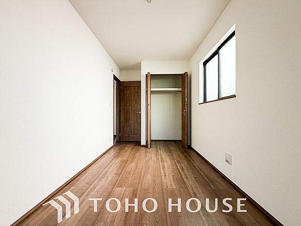 一日の疲れを癒やしてくれる主寝室。時を忘れて過ごす場所として過ごせるお部屋。