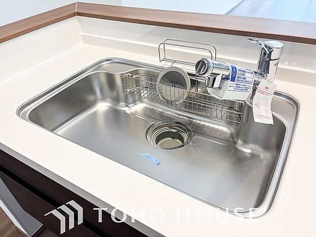 ワンタッチで浄水と原水を切り替えできる浄水器一体型水栓は水道水に含まれる有害物質を除去してくれます。