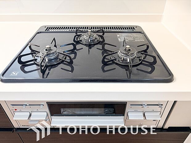 【3口ガスコンロ】毎日料理をする、料理が好き、家族が多くて量を作る必要がある、等の方々にとっては必須の3口コンロ。同時進行で効率アップはもちろん鍋を移動する回数が減り、無駄な動きを軽減することが出来