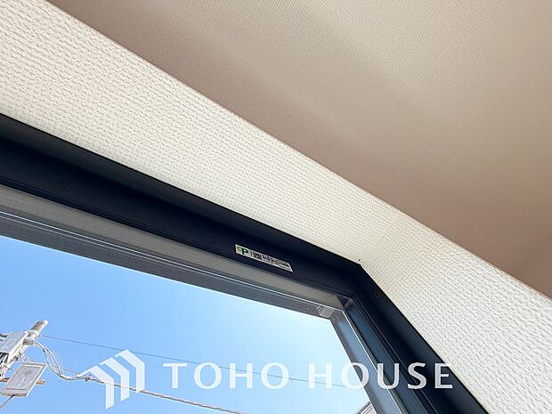 二層のガラスの間に空気層や特殊ガス層を作ることで断熱性能や結露防止効果を高めたサッシを装備してます。