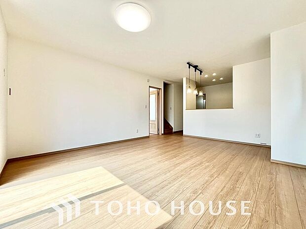 リビングも広く設け、訪れる人々を暖かく迎えてくれます。