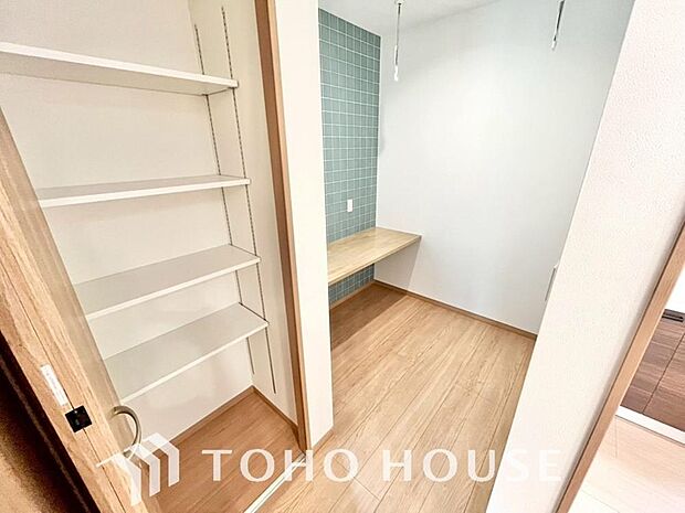 建物内部の収納には拘りました。共有部分に設けた収納。お荷物が多い方にも安心です。