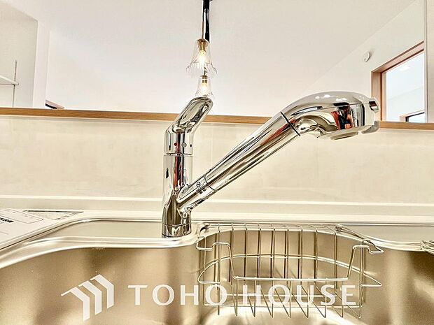 ワンタッチで浄水と原水を切り替えできる浄水器一体型水栓は水道水に含まれる有害物質を除去してくれます。