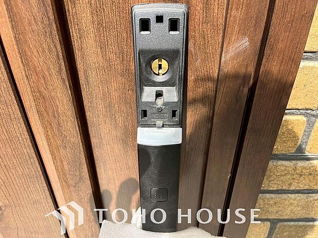 防犯対策への意識が高まっている最近では、補助錠として鍵穴のない電子錠を選ぶ方も増えています。