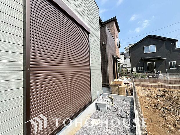 台風などの激しい雨風からお家を守るのはもちろん、空き巣対策などの防犯抑止や防音にも効果を発揮します。