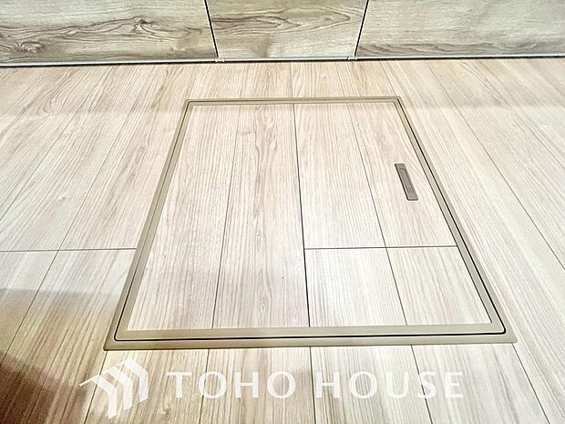 食品ストックや非常食・保存食の保管庫として活用できます。住まいの床下点検口としての役割もあります。