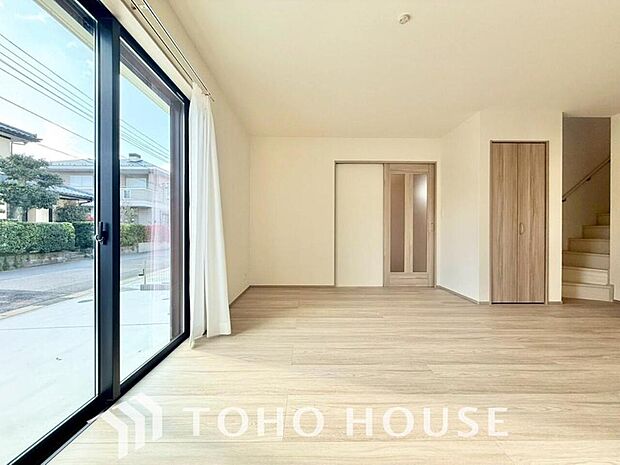 明るく穏やかな空気の中で飲んだり、食べたり、笑ったり。一日の中で多くの時間を過すことになるリビング。