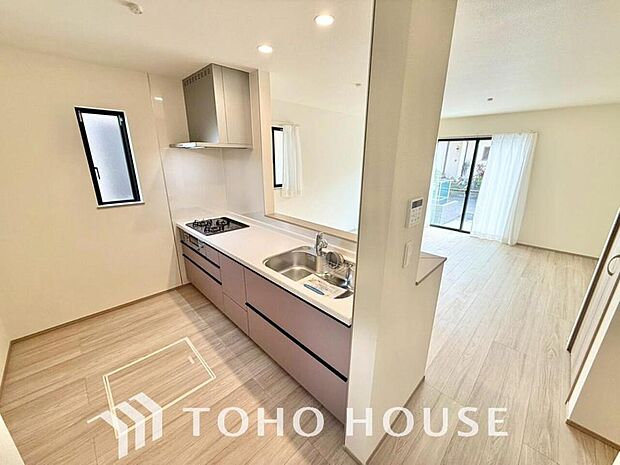 充実した収納スペースを搭載したシステムキッチンは、日々の家事がはかどります。