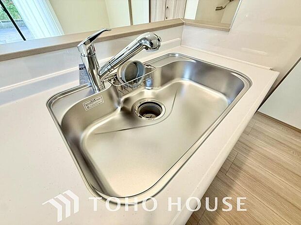 浄水器ボタンひとつで浄水と原水に切り替えられる浄水器一体型水栓を使用。