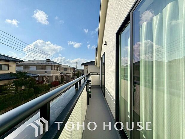 通風・採光に優れ、心地よい光と風があふれています。優しい陽射しが差し込むバルコニーとなっております。