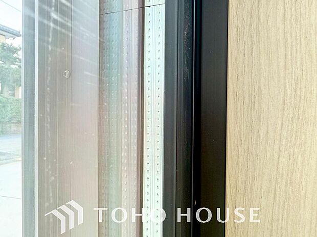 「ペアガラス」断熱複層ガラスとも呼ばれます。ガラスとガラスの間に空気層や特殊ガス層を作ることで、断熱性能や結露防止効果を高めたガラスを採用したサッシが装備されています。