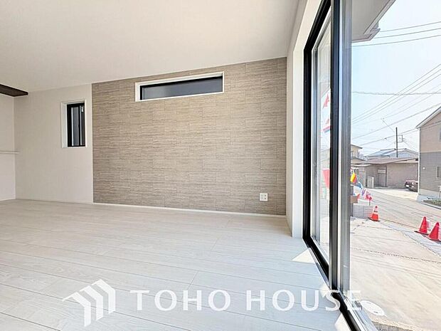 光が注がれる青い空から鮮やかに赤色にゆっくりと染まる。そんな優しい時間がここでは流れてゆく。