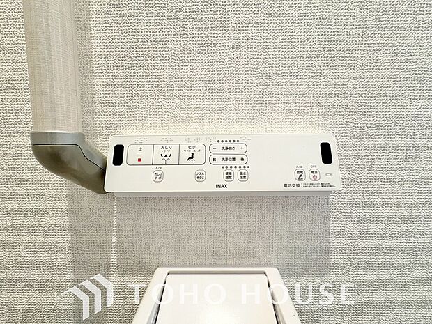 トイレには快適な温水洗浄便座付
