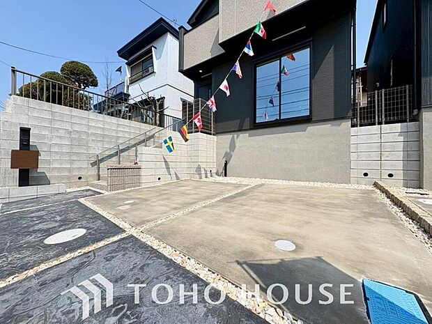 ゆったりとした駐車スペースを確保いたしましたので、大きめのお車でも駐車可能です。