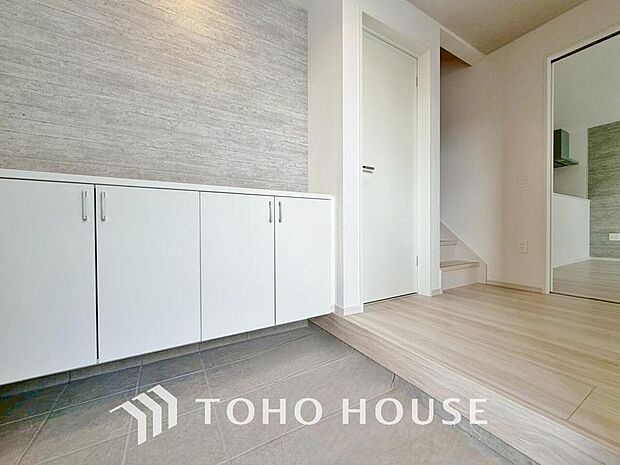 毎日みんなを見送り、そして迎え入れる場所だから。帰りたくなる家をテーマに設計した、自慢の玄関です。