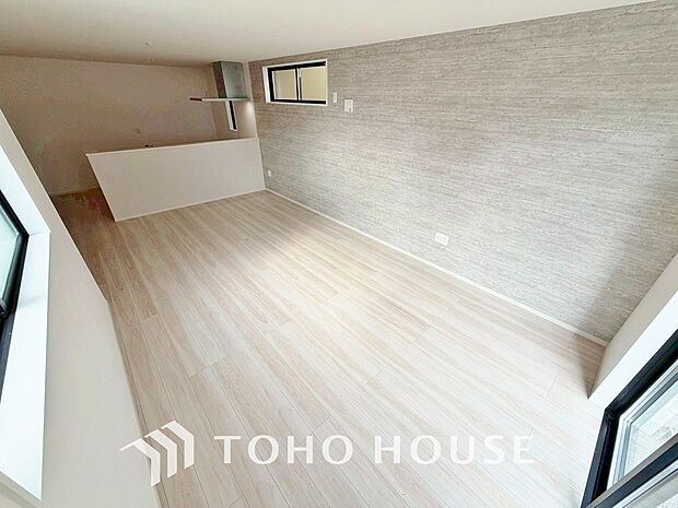 通風と採光を考慮したリビングは地域の鼓動を感じながらお寛ぎ頂くことが可能です。