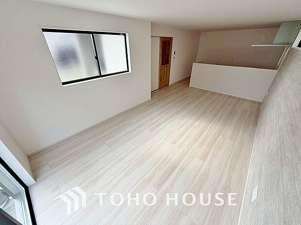 忙しい朝でも、しっかり家族が揃って食事をして頂けるゆとりある大きさのダイニングスペース。