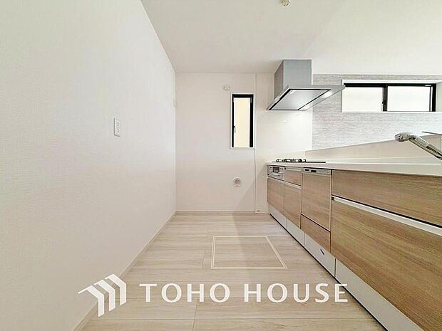 夫婦そろってキッチンに立っても調理がしやすく余裕の広さ。家事をしながら会話も弾みます。