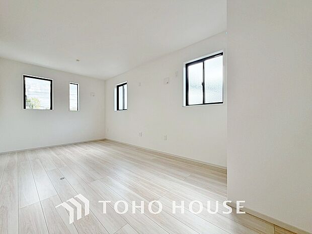 清潔感あるホワイトの壁紙と温もり溢れるカラーの床材が見事に調和した本邸宅。