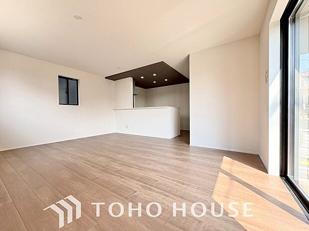 リビングも広く設け、訪れる人々を暖かく迎えてくれます。