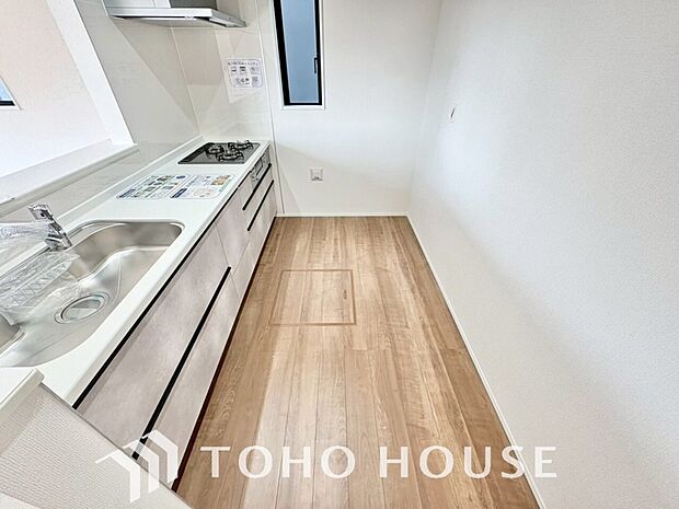 夫婦そろってキッチンに立っても調理がしやすく余裕の広さ。家事をしながら会話も弾みます。