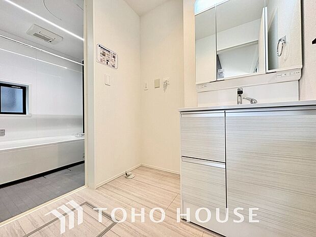 お家の中でも特にプライベートスペースとなる洗面所は、洗濯場所と浴室を同じ空間でまとめております。