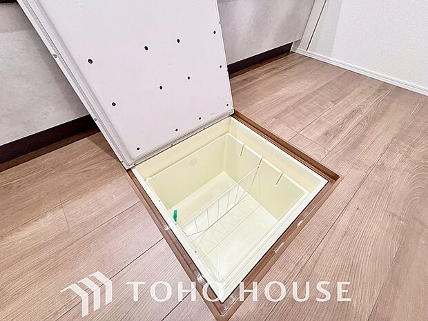 キッチン下部に設けた床下収納。缶詰のストックや非常食、梅酒や味噌などの保存食入れとして利用可です。