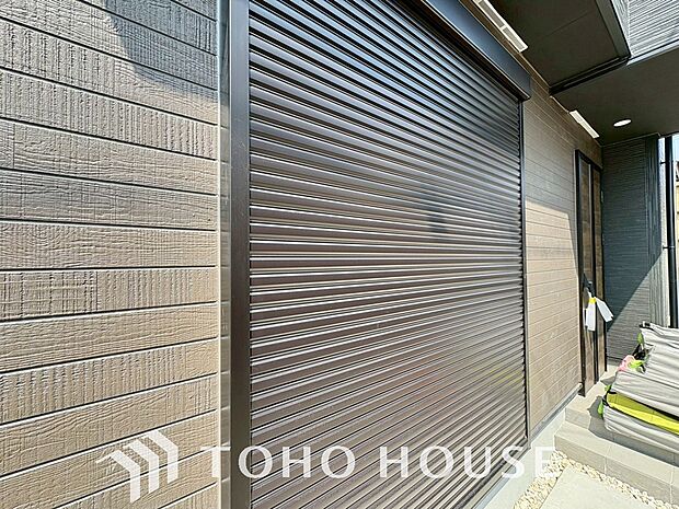 戸建にも防犯機能のシャッターを完備しております。寒い冬でも中から開閉がラクラクな所も便利です。