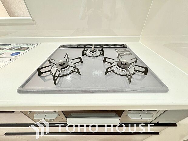 3口コンロは一度に複数のお料理を作ることができるメリットがあります。毎日のキッチンタイムを効率よく。