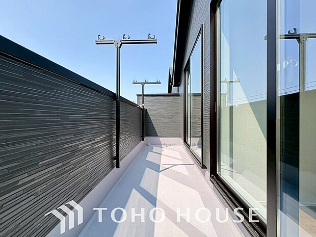 頬をなでる優しい風を感じることが出来るバルコニー。つい深呼吸をしたくなる気持ちの良い眺望です。