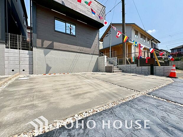 ゆったりとした駐車スペースを確保いたしましたので、大きめのお車でも駐車可能です。