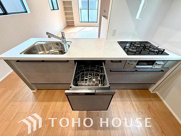 「ビルトインタイプ食器洗乾燥機」通常の手洗いでは使用出来ないほど高温のお湯や高圧水流を使うことにより汚れを効果的に落とすことができる。