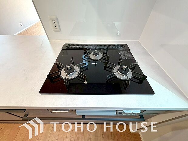 3口コンロは一度に複数のお料理を作ることができるメリットがあります。毎日のキッチンタイムを効率よく。