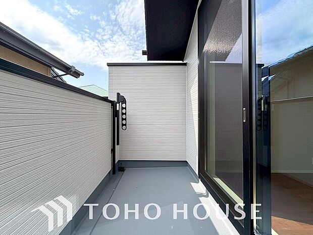 頬をなでる優しい風を感じることが出来るバルコニー。つい深呼吸をしたくなる気持ちの良い眺望です。