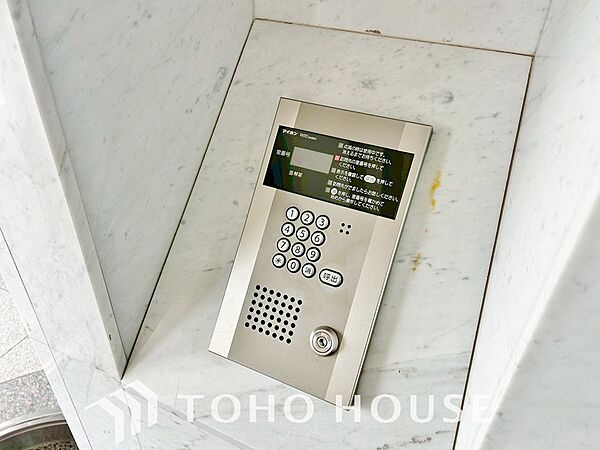 当マンションエントランスには、防犯対策の「オートロック」を採用。